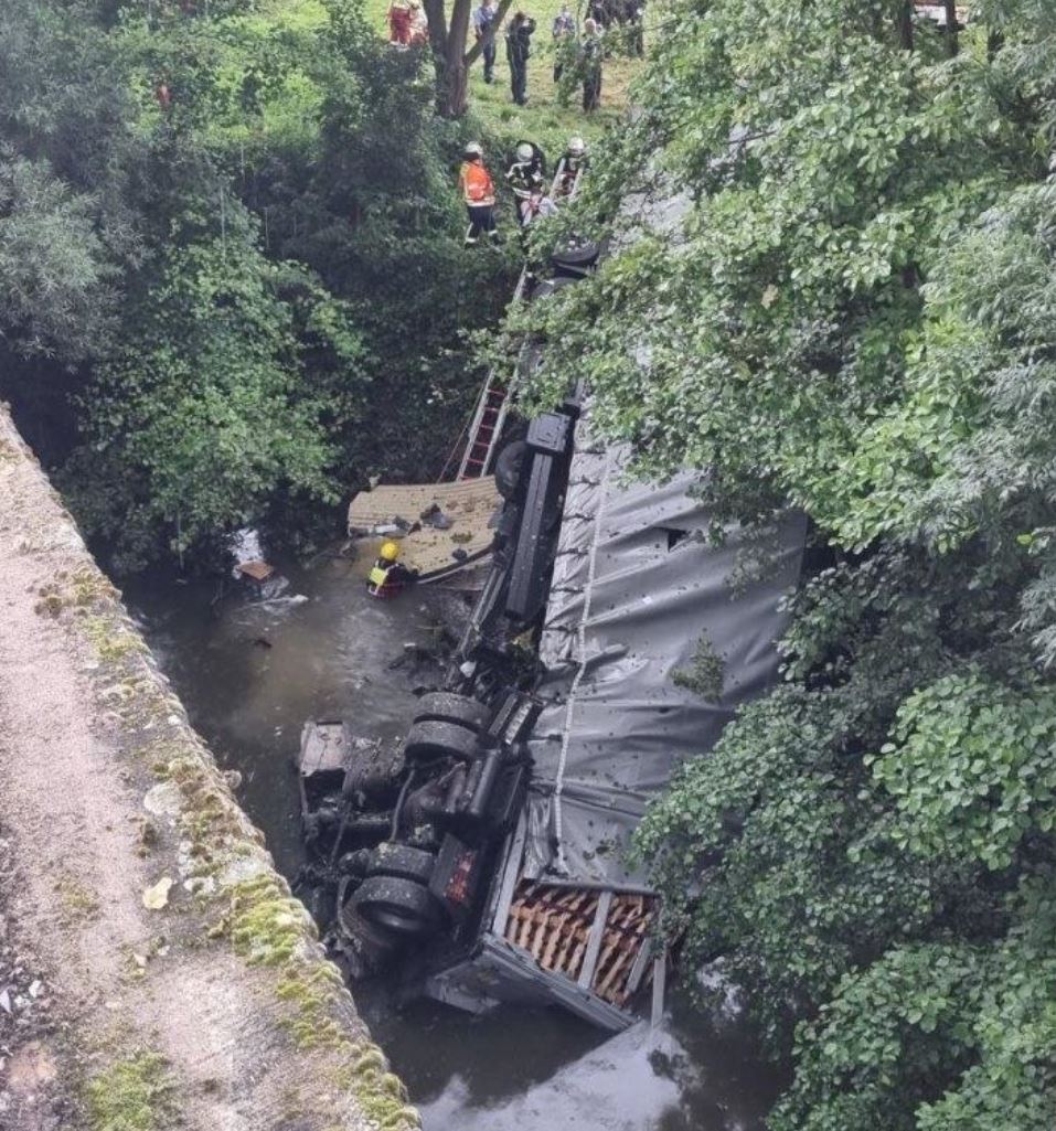 2021 FF Ahl Chronik Lkw von A66 Bruecke gestuerzt 2021 003