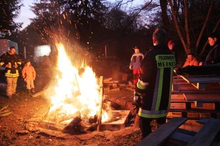 FF_Mernes_-_Weihnachtsbaum-Verbrennen_2012-001