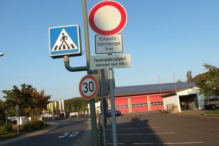 Parkplatzsituation_Feuerwehrhaus_Salmuenster_2014-002