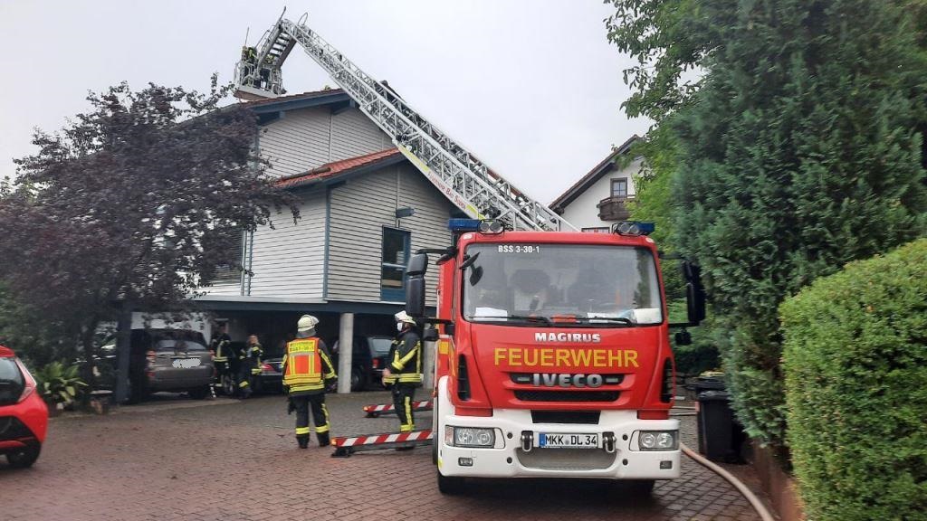 F 2 Dachstuhlbrand nach Blitzeinschlag 2020 004