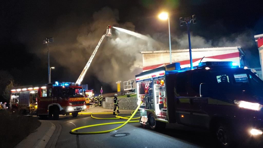 F 3 Brand Gewerbehalle 2021 022
