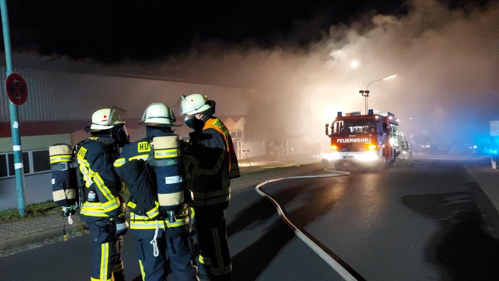 F 3 Brand Gewerbehalle 2021 043