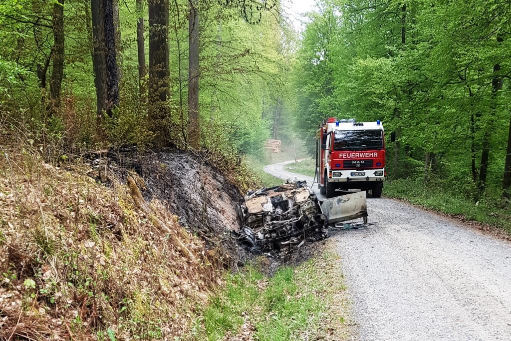 F 1 Waldbrand nach Pkw Brand 2020 001