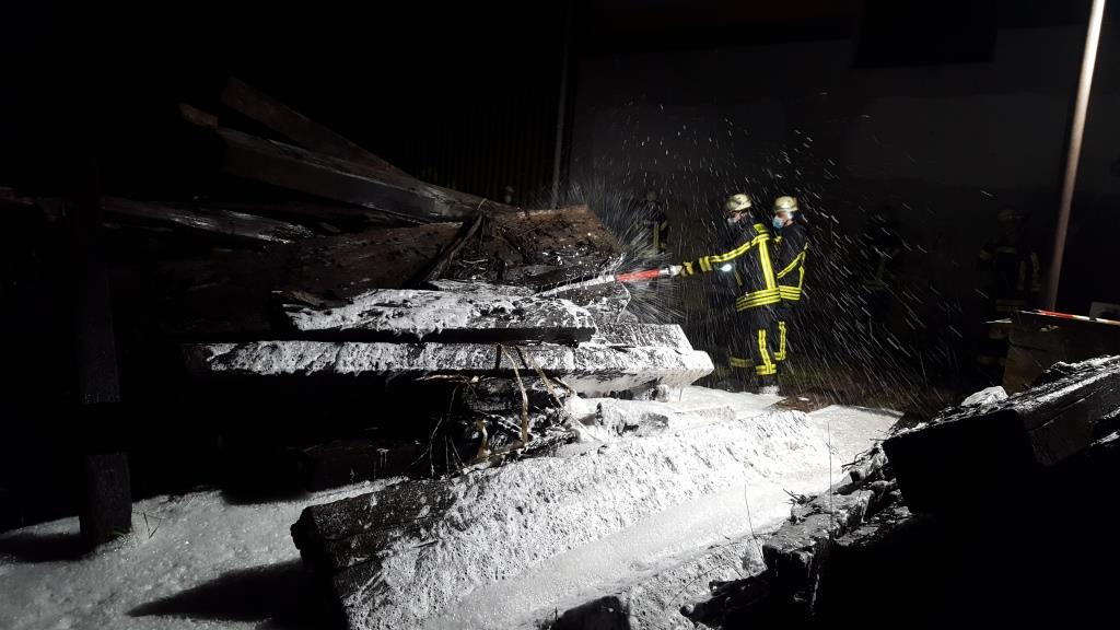 F 2 Sonstiges Bahnschwellen Brand 2020 032
