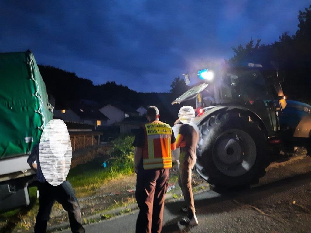 H 1 Lkw droht abzurutschen 2021 004