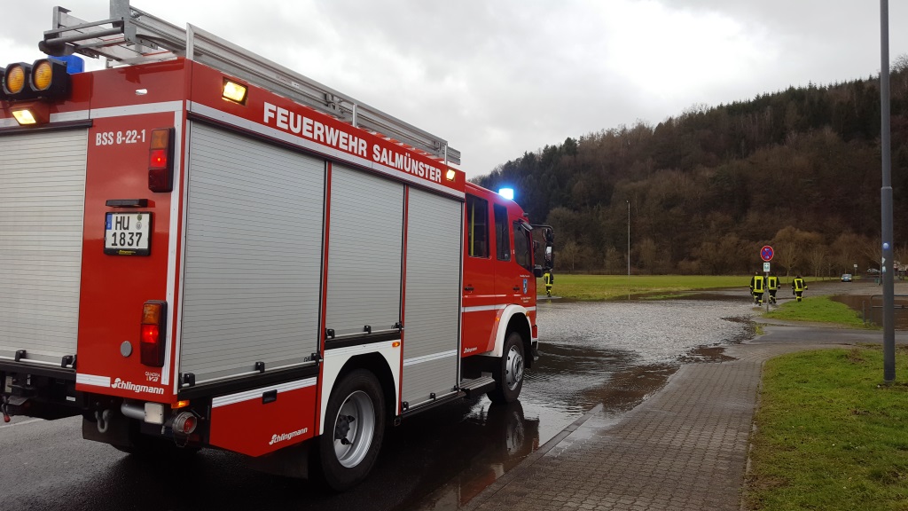H 1 Pkw im Hochwasser 2018 001