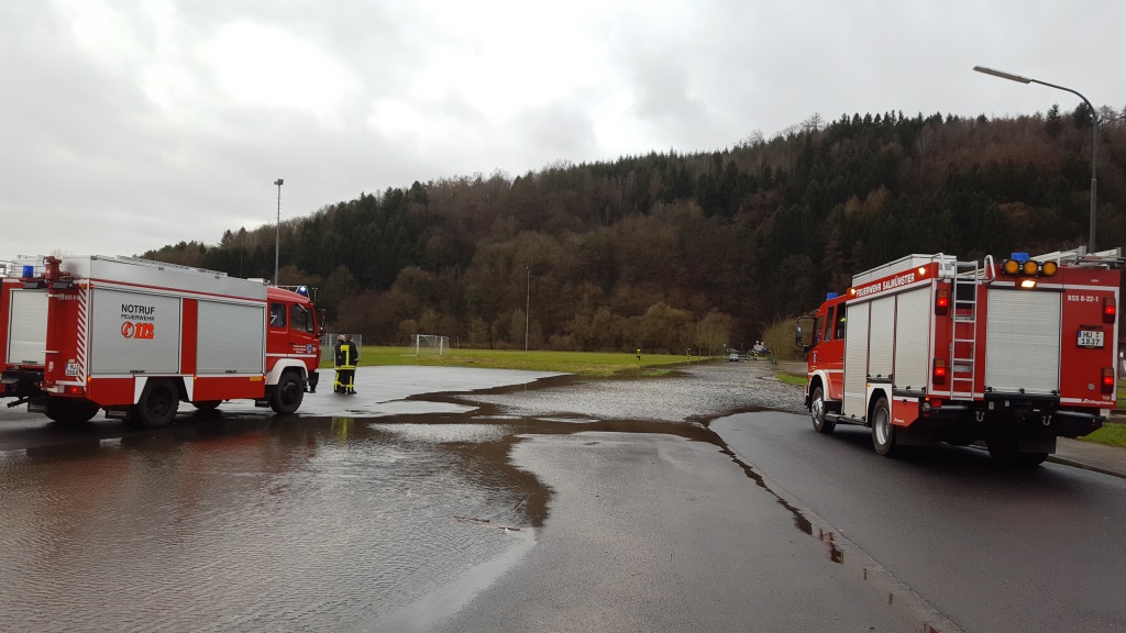 H 1 Pkw im Hochwasser 2018 002