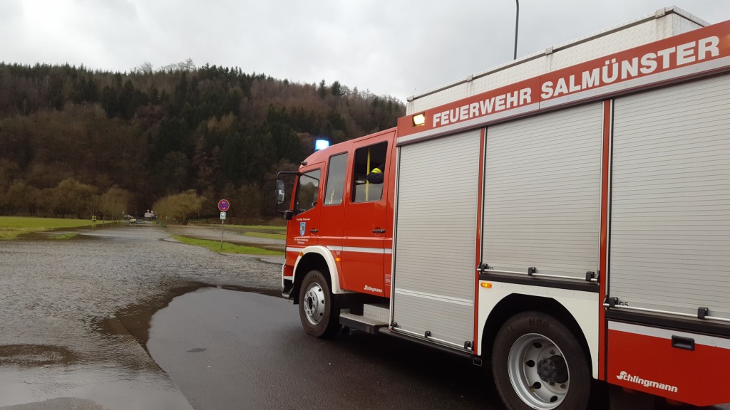 H 1 Pkw im Hochwasser 2018 003