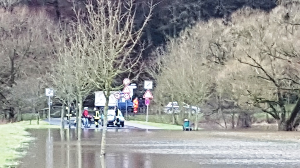 H 1 Pkw im Hochwasser 2018 004