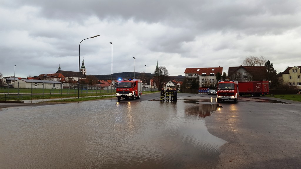 H 1 Pkw im Hochwasser 2018 005