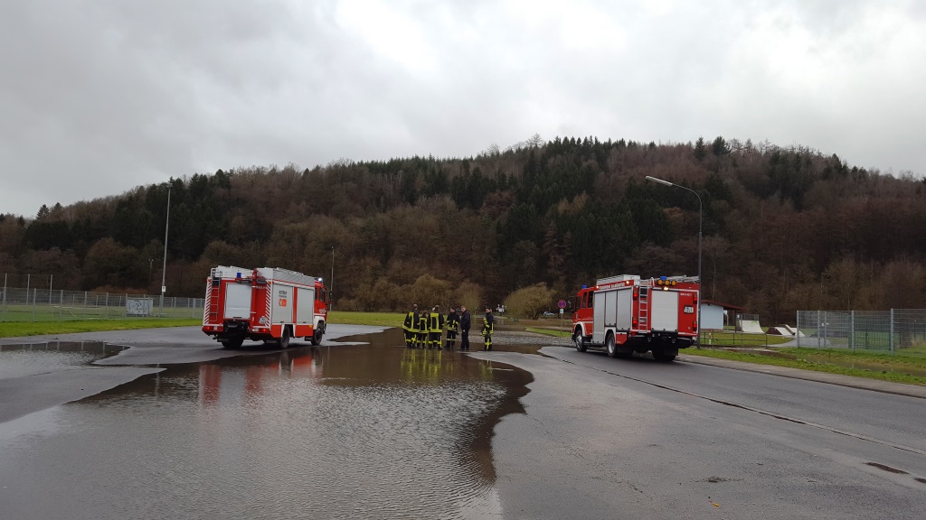 H 1 Pkw im Hochwasser 2018 006