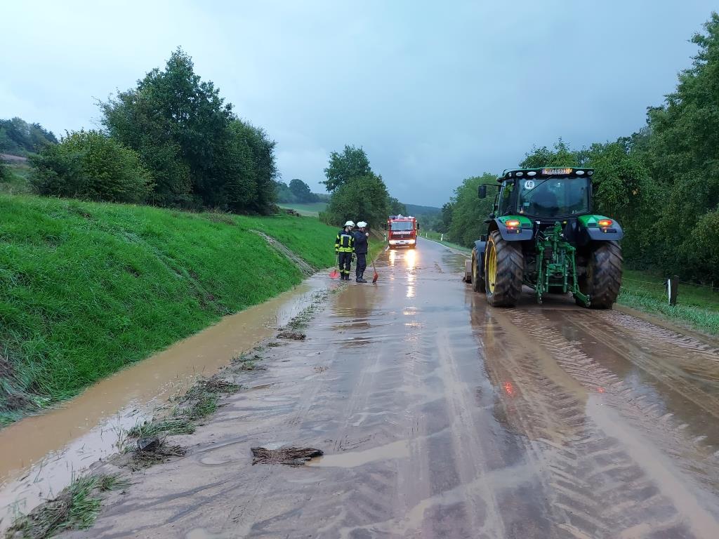 H 1 Schlamm auf Strasse 2022 006