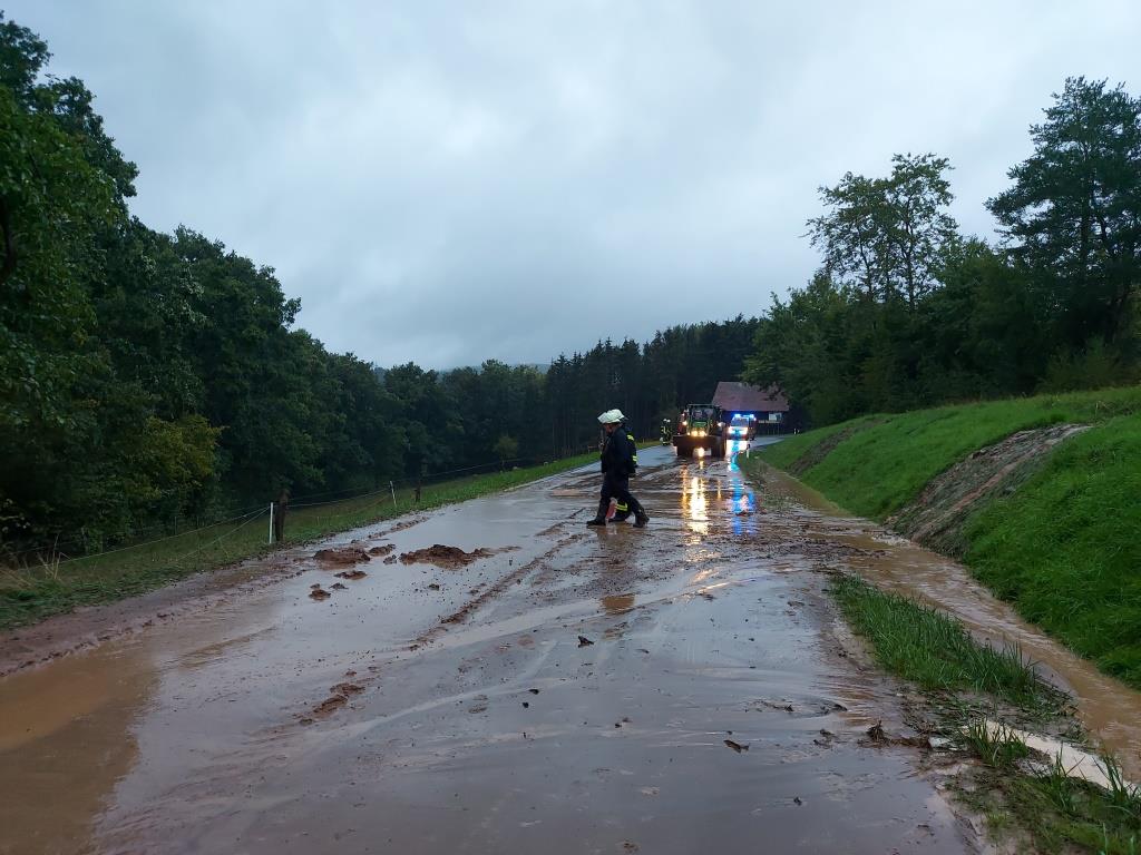H 1 Schlamm auf Strasse 2022 009