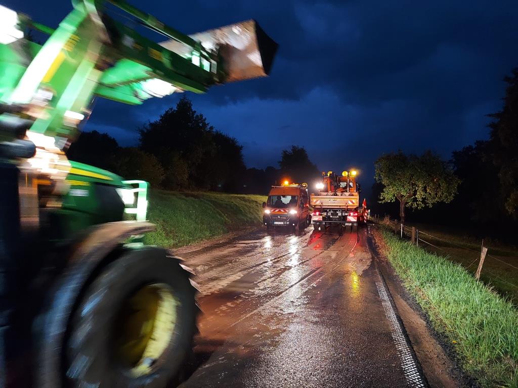 H 1 Schlamm auf Strasse 2022 021