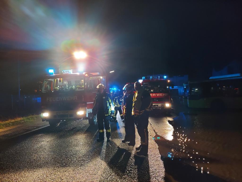 H WASS FLUSS Pkw in Hochwasser 2023 001