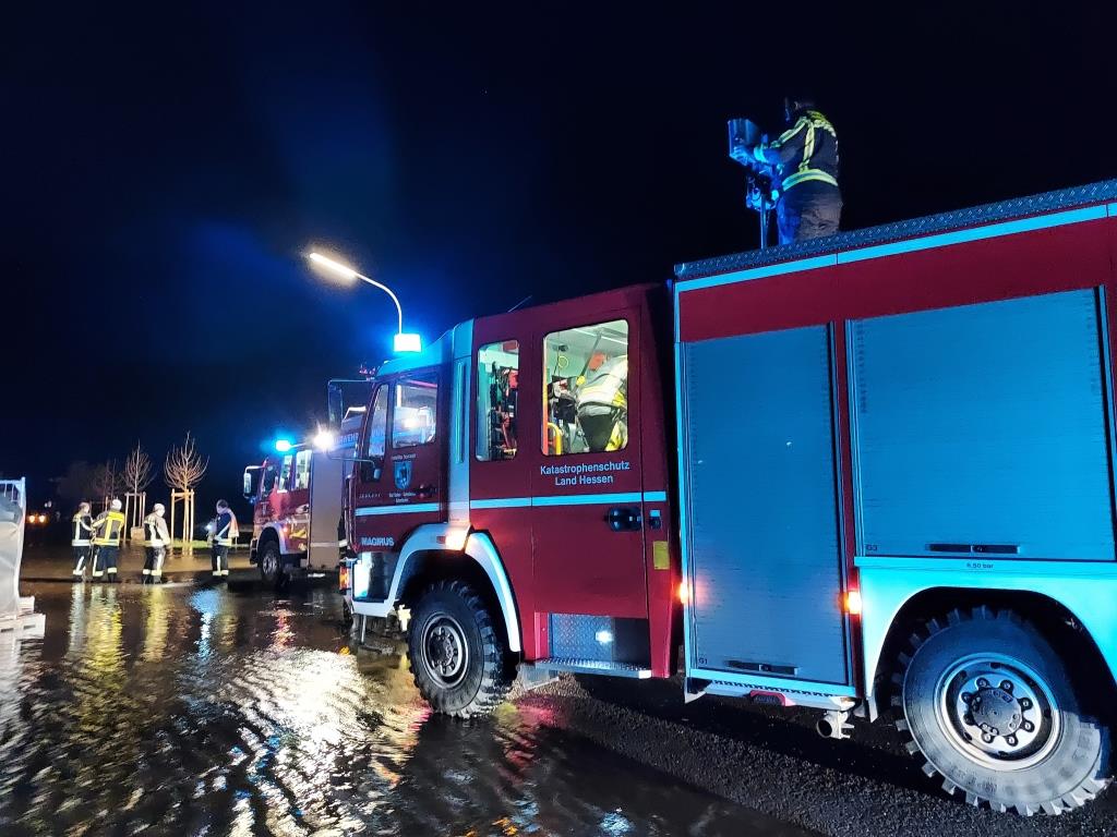 H WASS FLUSS Pkw in Hochwasser 2023 004