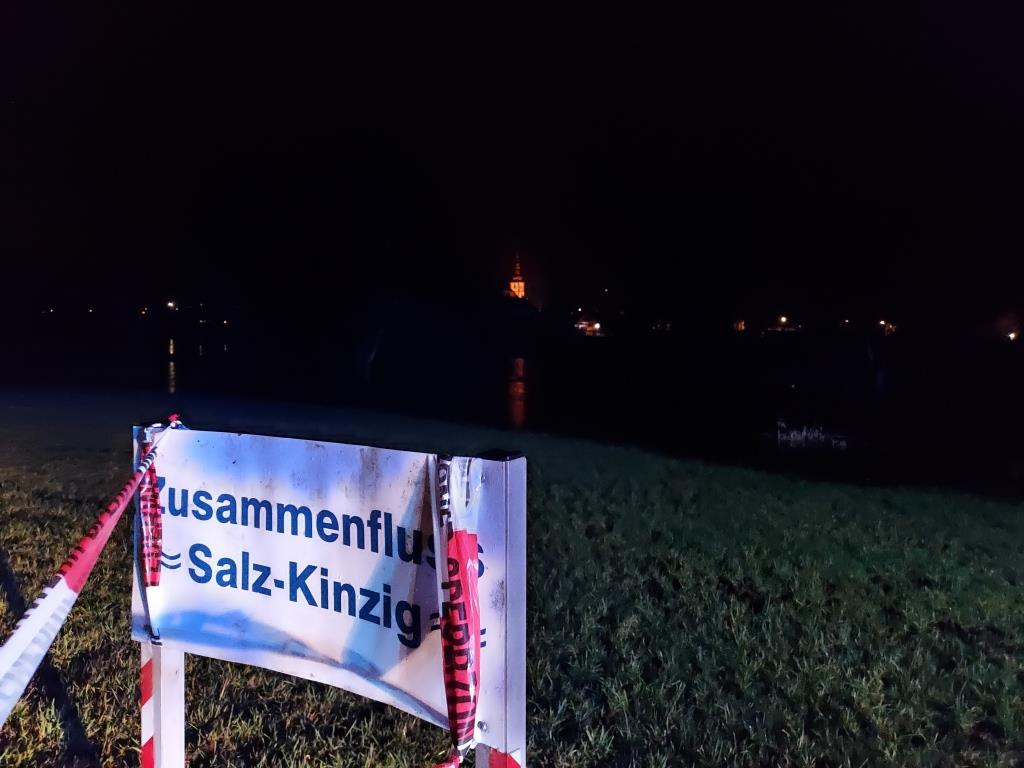 H 1 Baum auf Strasse 2023 029