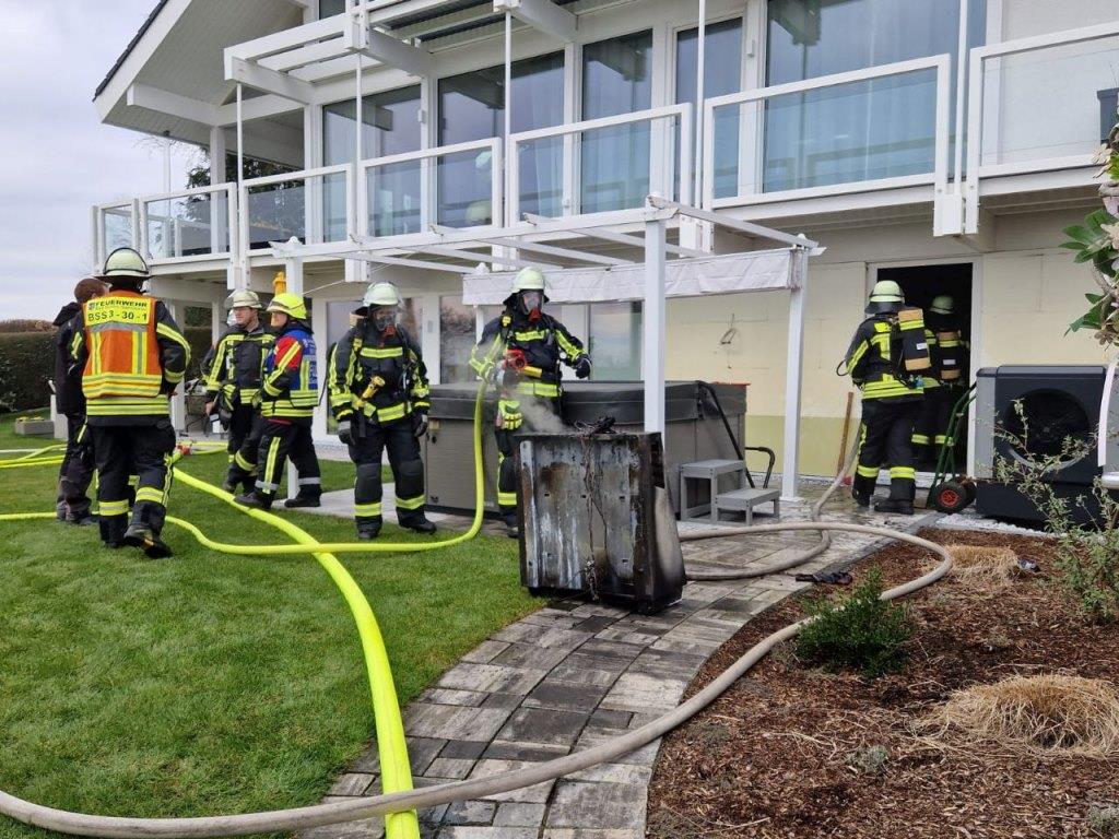 F 2 Brand in Wohnhaus 2024 042