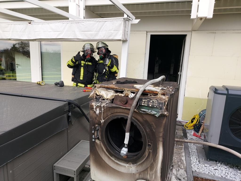 F 2 Brand in Wohnhaus 2024 055