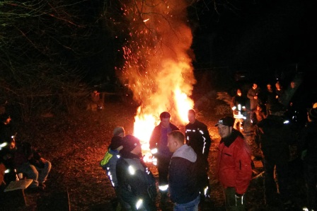 JF_Mernes_-_Grillen_nach_Weihnachtsbaum-Einsammeln_2016-001