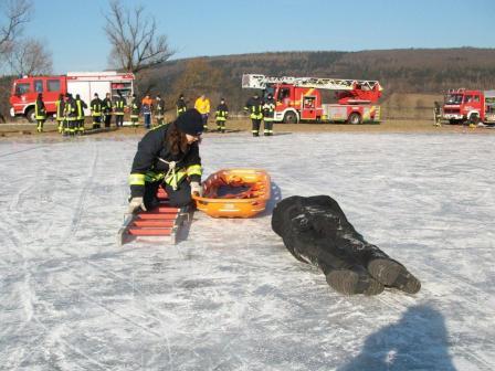 Uebung_Eisrettung_2012-002